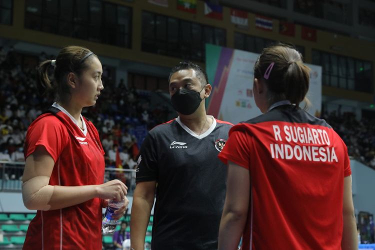 Febby Valencia Dwijayanti Gani/Ribka Sugiarto saat mendapat arahan dari pelatih Eng Hian di SEA Games 2021 Vietnam.