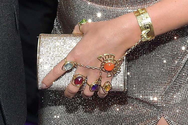 Detail perhiasan yng dikenakan Scarlett Johansson saat menghadiri world premiere film Avengers: Endgame di Los Angeles Convention Center pada 22 April 2019.