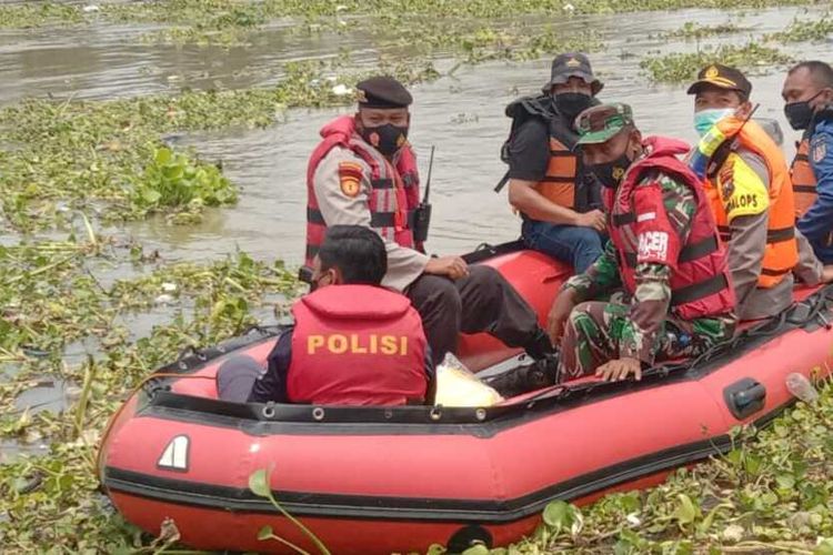 Proses pencarian korban tenggelamnya perahu penyeberangan sungai bengawan solo di Rengel, Tuban