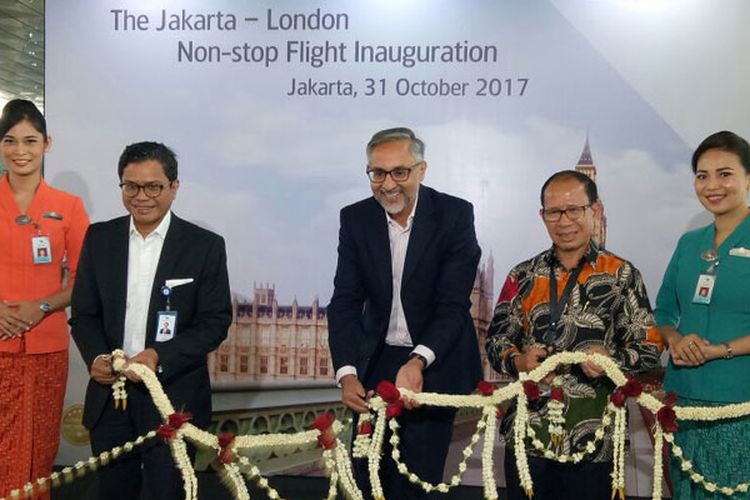 Garuda Indonesia meresmikan layanan nonstop Jakarta-London pp. Acara peresmian dilakukan oleh Direktur Utama PT Garuda Indonesia (Persero) Tbk Pahala Nugraha Mansury (nomor 2 dari kiri) bersama Duta Besar Inggris untuk Indonesia Moazzam Malik (tengah) dan Deputi Bidang Pengembangan Pemasaran Pariwisata Mancanegara Kementerian Pariwisata RI, I Gde Pitana (no 2 dari kanan) di Terminal 3 Bandara Soekarno Hatta, Tangerang, Selasa (31/10/2017).