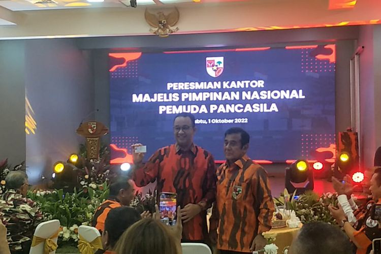 Gubernur DKI Jakarta Anies Baswedan menerima KTA Organisasi masyarakat (Ormas) Pemuda Pancasila dari Ketu Umum Pemuda Pancasila Japto, Sabtu (1/10/2022).