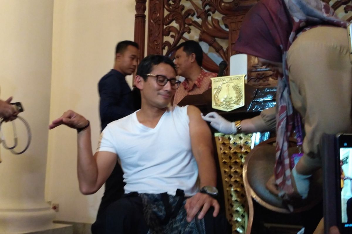 Wakil Gubernur DKI Jakarta Sandiaga Uno saat disuntik difteri di Balai Kota DKI Jakarta, Jumat (15/12/2017). 