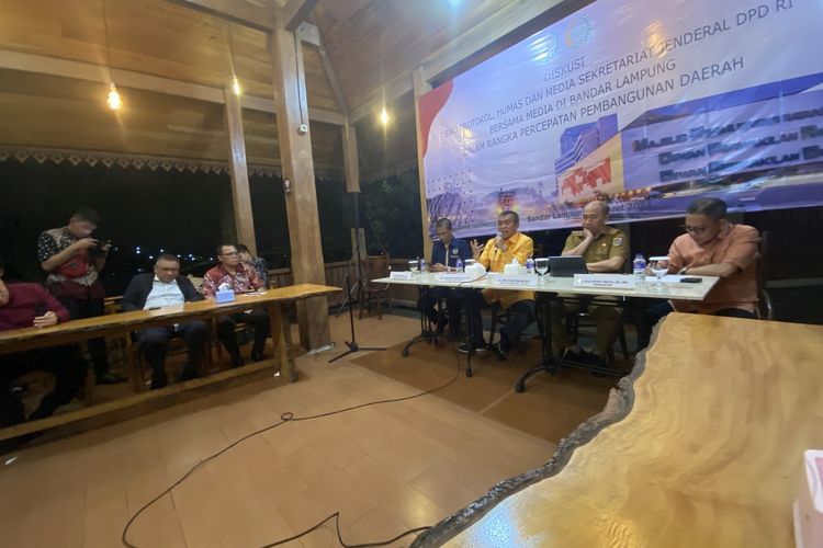Diskusi Percepatan Pembangunan Daerah oleh Pemprov Lampung dan Komite II DPD RI di Bandar Lampung, Selasa (7/3/2023) malam.