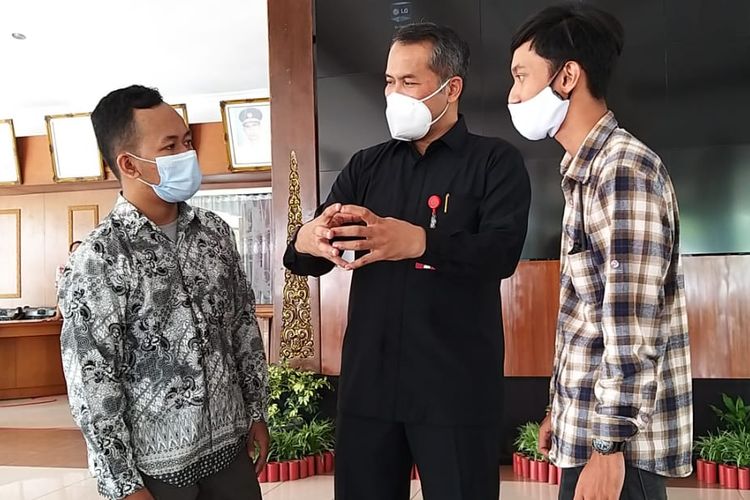 Bupati Wonogiri, Joko Sutopo berdiskusi dengan mahasiswa yang memiliki keahlian sebagai content creator usai acara Wonogiri Innovation Awards di Pendopo Pemkab Wonogiri, Rabu (15/12/2020)
