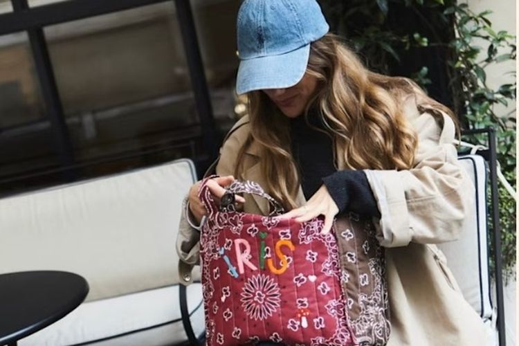 Ibu-ibu Paris Kini Punya Tren Tas Baru, Ada Nama Anak di Bagian Depan