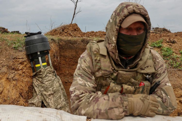 Pasukan Ukraina sedang mempersiapkan diri menghadapi serangan Rusia di Donbass.