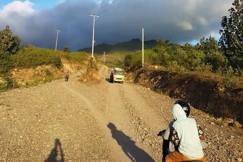 Tiang Listrik di Tengah Jalan Hambat Pembangunan Jalan Sabuk Merah Perbatasan RI-Timor Leste
