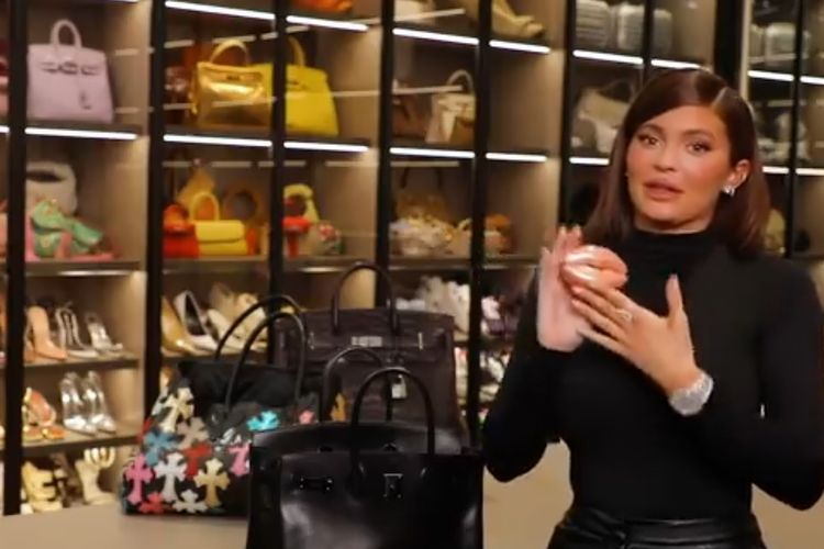 Kylie Jenner saat memperlihatkan isi tasnya.