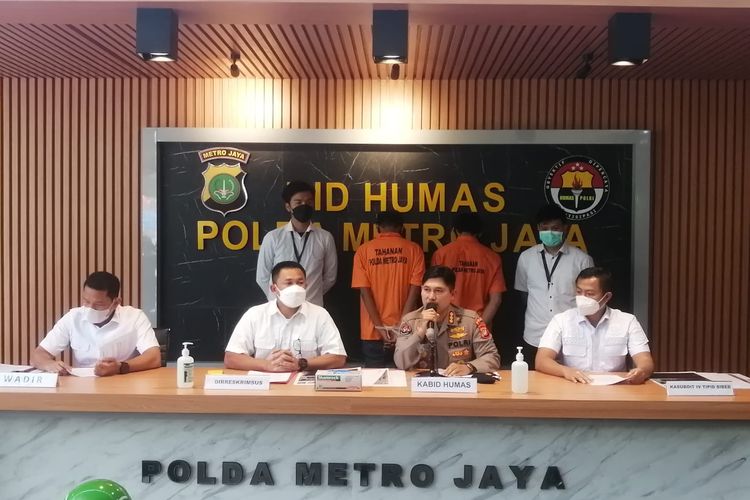 Dirreskrimum Polda Metro Jaya Kombes Auliansyah Lubis (kiri kedua), bersama Kabid Humas Polda Metro Jaya Kombes Endra Zulpan (Kanan kedua) saat konferensi pers kasus penggelapan di Polda Metro Jaya, Rabu (24/11/2021).
