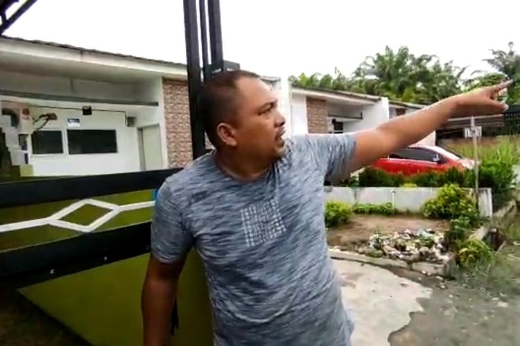 Roy, warga sekitar, menunjuk ke arah bukit yang diduga menjadi tempat pelaku menembak dengan senapan angin kepada Pendeta FT di Kecamatan Galang, Deli Serdang pada Senin (27/6/2022) malam.