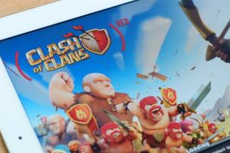 Tampilan layar pembuka Clash of Clans RED di iOS