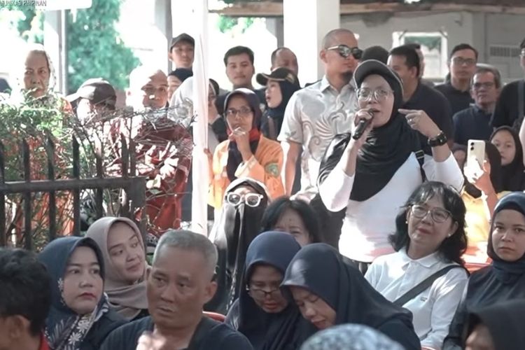 Warga menyampaikan keluhan kepada Wali Kota Medan, Rico Tri Putra Bayu Waas diacara 'Sapa Warga' di Kelurahan Sei Kera Hilir II, Kecamatan Medan Perjuangan, Sabtu (4/8/2025).