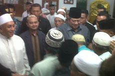 Seusai Shalat, Tangan Presiden SBY Jadi 