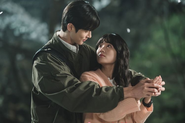 Drama Lovely Runner dari tvN merilis cuplikan adegan saat Byeon Woo Seok dan Kim Hye Yoon memulai jalinan asmara mereka menjelang episode 11 tayang.