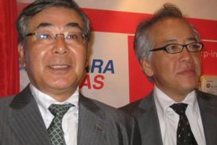 Executive Managing Director Officer CEO Asia Pacific Sharp Corporation Noboru Fujimoto (kiri) dan Presiden Direktur PT Sharp Electronics Indonesia Fumihiro Irie (kanan) dalam peluncuran kampanye program regional ASEAN bertajuk 