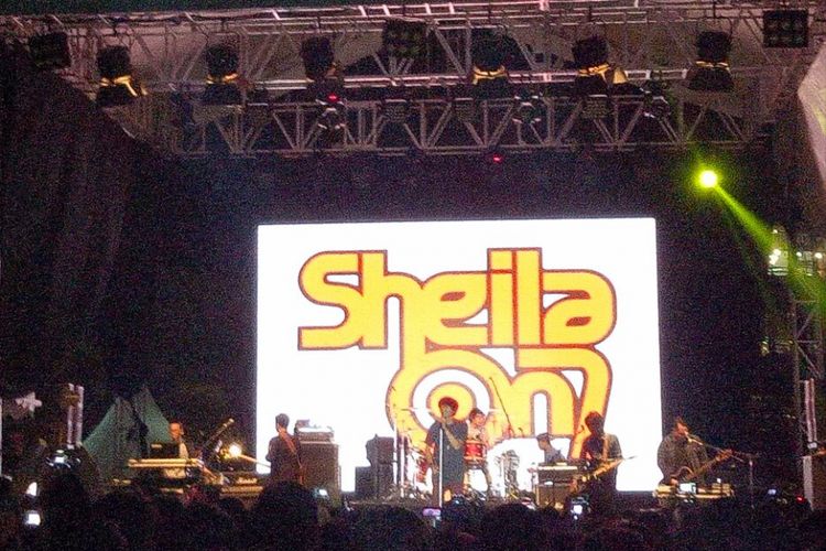 Sheilla On 7 saat beraksi dalam konser MARKAS 2017 yang digelar di Bintaro Xchange, Tangerang Selatan, Sabtu (26/8/2017).