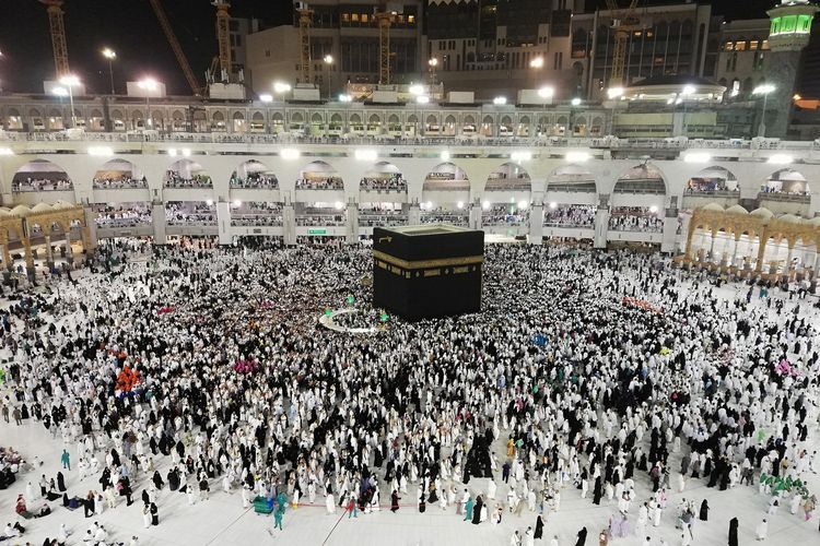 Umat Muslim sedang melaksanakan ibadah di Kabah Mekkah.
