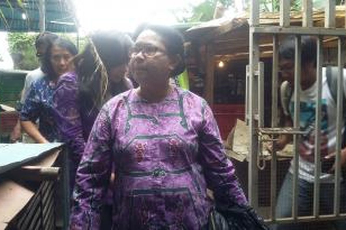 Menteri Pemberdayaan Perempuan dan Perlindungan Anak Yohanna Yambise mengunjungi rumah Angeline di Jalan Sedap Malam, Denpasar, Sabtu (6/6/2015). Angeline, bocah berusia 8 tahun, hilang sejak 16 Mei 2015.