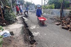 Belum Dipasang Sheetpile, Bantaran Kali Ciliwung di Kebon Manggis Rawan Longsor