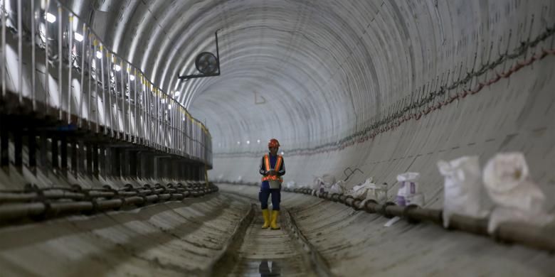 Aktivitas pekerja menyelesaikan pengerjaan proyek pengeboran terowongan untuk angkutan massal cepat (Mass Rapid Transit/MRT) di Stasiun Dukuh Atas, Jakarta Pusat, Kamis (24/11/2016). Pengerjaan proyek MRT fase pertama ini diperkirakan rampung pada tahun 2018.