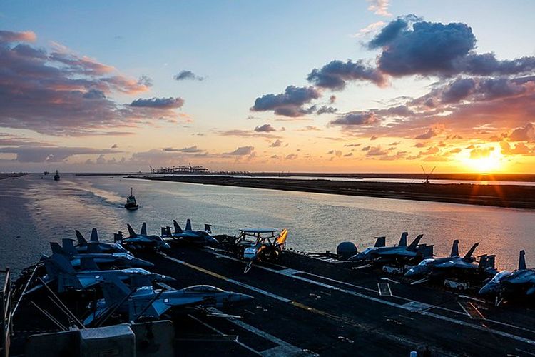 Kapal induk USS Abraham Lincoln transit di Terusan Suez sambil mendukung kepentingan AS di wilayah tersebut