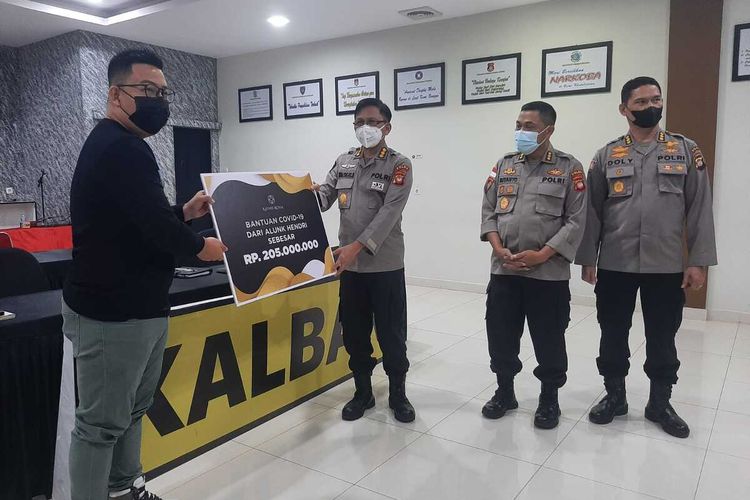 Uang senilai Rp 205 juta, hasil lelang salah satu rumah milik Hendri Saputra atau akrab dipanggil Alunk untuk penanganan Covid-19 telah diserahkan kepada Kepolisian Daerah Kalimantan Barat (Polda Kalbar). Uang bantuan tersebut diterima Kabid Dokkes Polda Kalbar Kombes Pol drg. Waloejo Noegroho, dan akan dipergunakan untuk memaksimalkan pelaksanaan vaksinasi massal.