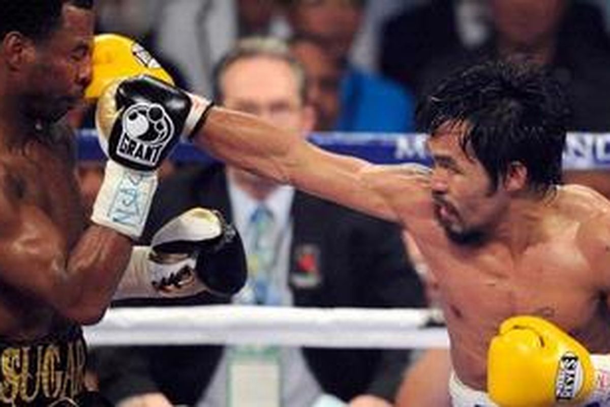 Manny Pacquiao (kanan) melepaskan pukulan ke arah Shaney Mosley, dalam pertarungan di AS, 7 Mei.