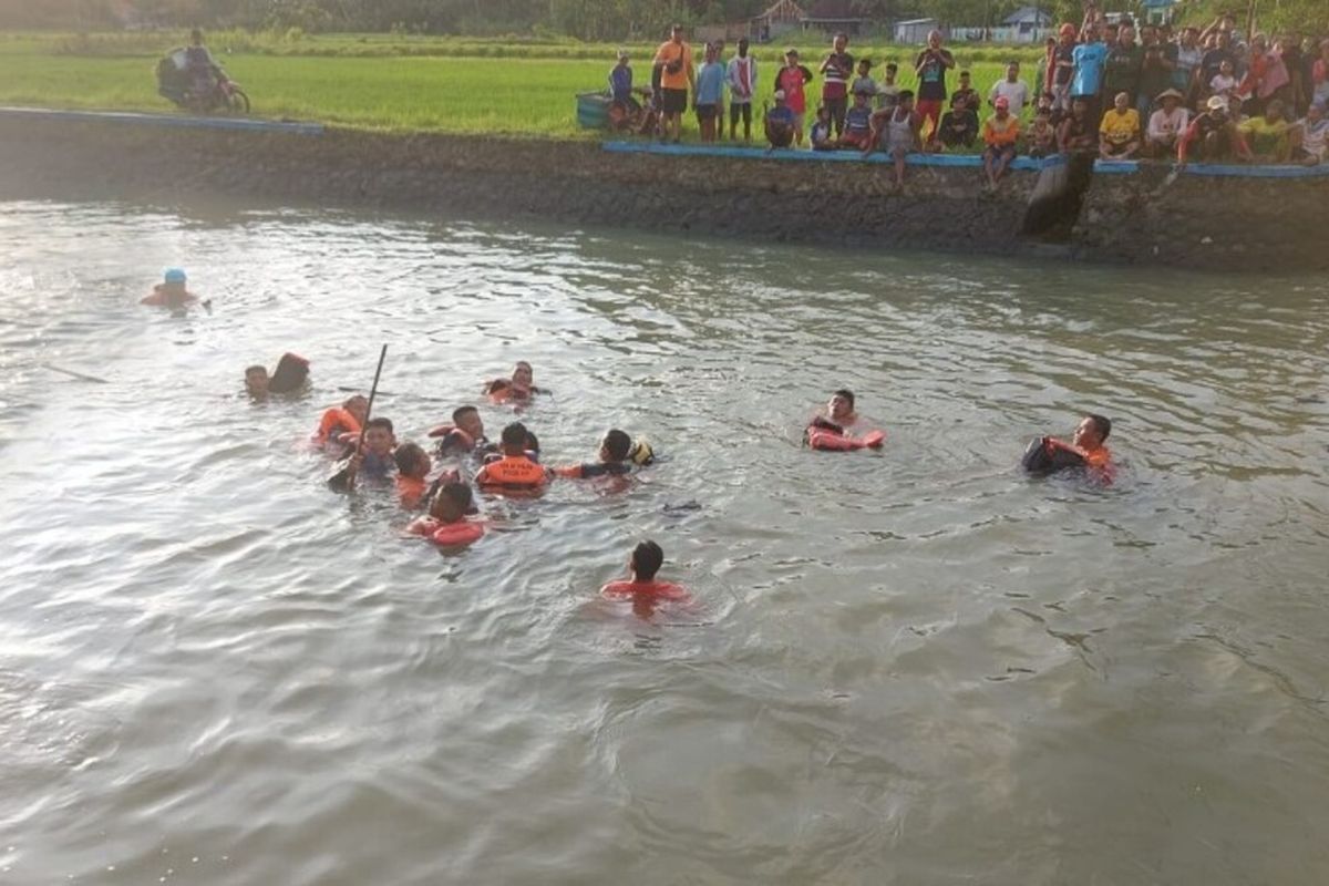 Pencarian korban kecelakaan di Sungai Winongo Kecil, Kalurahan Srigading, Kapanewon Sanden, Kabupaten Bantul, Daerah Istimewa Yogyakarta, Rabu (10/12/2025) petang.