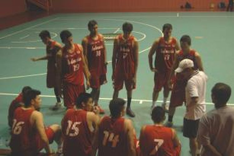 Pelatih tim nasional basket Indonesia, Tjetjep Firmansyah (baju putih), memberikan arahan pada timnas saat pertandingan uji coba melawan Hangtuah IM Sumsel, di Hall Basket, Senayan, Jakarta, Selasa (10/9/2013).
