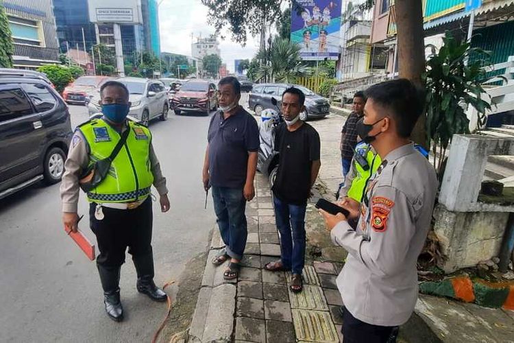 Petuas Satlantas Polrestabes Palembang melakukan olah TKP di kawasan Jalan Sudirman tempat lokasi Bripda Akbar Nugraha (21) tewas ditabrak mobil saat hendak berangkat dinas.
