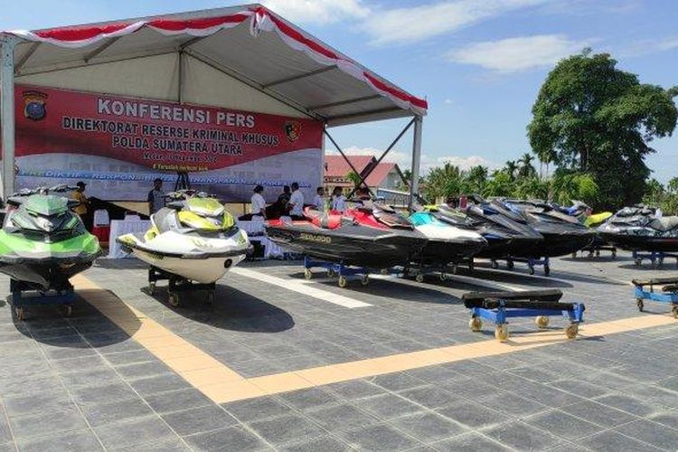 Penampakan jetski seharga ratusan juta rupiah yang disita Polisi dari tersangka bos judi online Apin BK alias Jhoni, Rabu (30/11/2022). 
