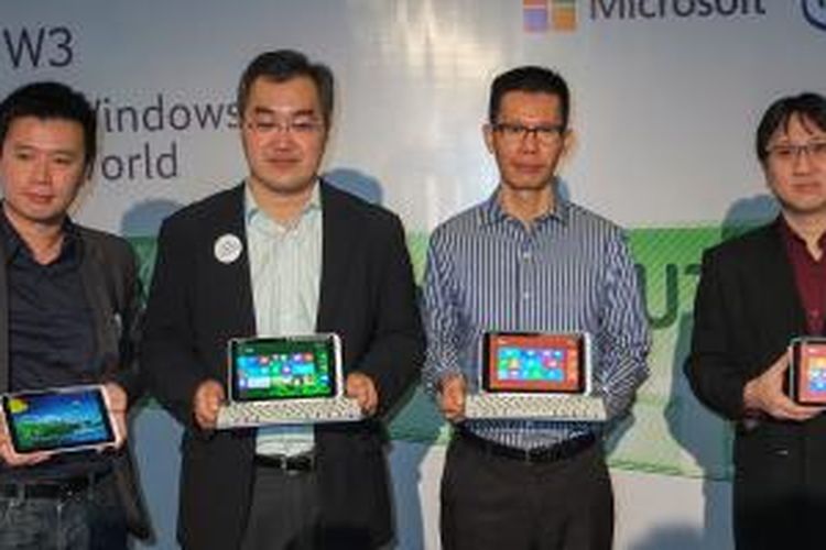 Presiden Direktur Acer Indonesia Jason Lim (kedua dari kiri) dalam acara peluncuran tablet Aspire W3 di Jakarta, Kamis (29/8/2013)