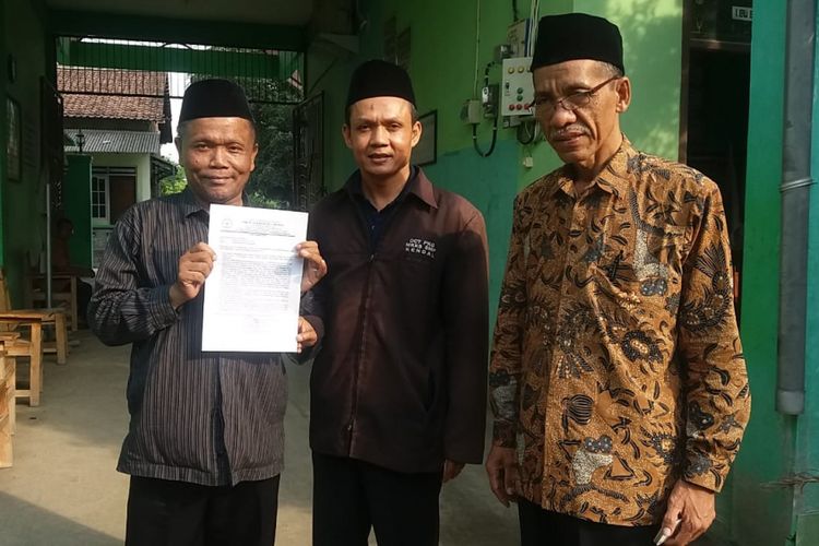 Kepala SMK NU 03 Kaliwungu Kendal saat memberi surat klarifikasi. Kompas.com) Slamet Priyatin