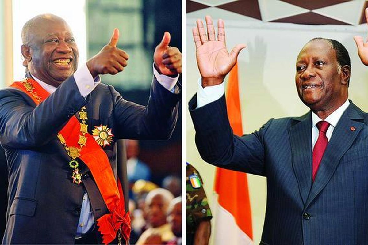 Laurent Gbagbo (KIRI) mengacungkan jempolnya sesaat setelah resmi mengucap sumpah sebagai Presiden Pantai Gading, Sabtu (4/12) di Abidjan. Gbagbo dilantik walau penolakan dunia internasional bermunculan menyusul kontroversi atas kemenangannya melalui hasil pemilu ulang di sana. Dia menilai penolakan itu sebagai bentuk intervensi terhadap negaranya. Alassane Dramane Ouattara (KANAN)melambaikan tangan saat perayaan di Hotel Abidjan, Sabtu (4/12), ketika Perdana Menteri Guillaume Soro, pemimpin gerakan Kekuatan Baru, yang mengontrol bagian utara negeri itu, menawarkan pengunduran dirinya ke Ouattara. Dia meminta lawannya, Gbagbo, yang juga mengklaim diri sebagai presiden, segera mengundurkan diri.