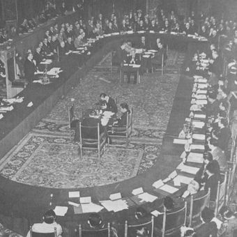 Suasana Konferensi Meja Bundar yang digelar di Den Haag, Belanda mengakui kedaulatan Indonesia sebagai negara Republik Indonesia Serikat (RIS). Tanggal 17 Agustus 1950, lima tahun setelah Proklamasi Kemerdekaan, Indonesia kembali menjadi Negara Kesatuan Republik Indonesia (NKRI).