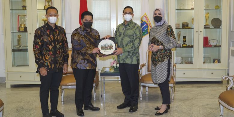 Gubernur DKI Jakarta, Anies Baswedan (2 dari kanan), ketika menerima Sekjen PP Perbasi, Nirmala Dewi (kanan), dalam kunjungan PP Perbasi ke Balai Kota, Jakarta, Kamis (4/3/2021). Kunjungan ini juga dihadiri Menteri BUMN, Erick Thohir (2 dari kiri).