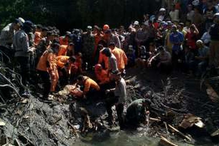 Proses evakuasi korban proyek jembatan ambruk di Lombok Timur