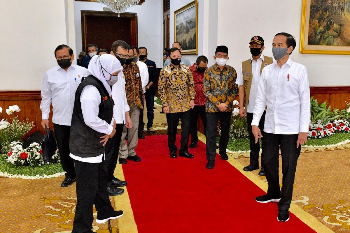 Presiden Joko Widodo disambut Gubernur Jawa Timur Khofifah Indar Parawansa saat berkunjung ke Surabaya pada Kamis (25/6/2020). Ini adalah pertama kalinya Jokowi melakukan kunjungan kerja di masa new normal atau tatanan baru pandemi virus corona Covid-19. 