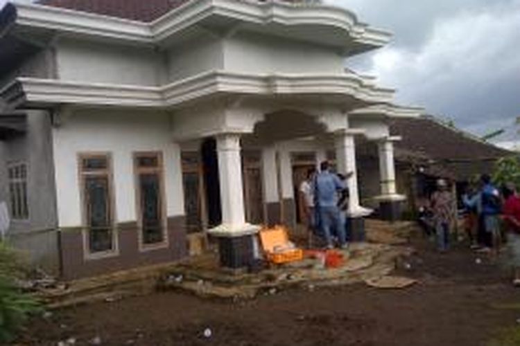 Rumah tempat untuk membunuh pedagang kayu yang dikubur dibawah tebing. Jasad korban dikubur selama 2 hari baru ditemukan oleh warga dan polisi. Lokasi di Desa Wajak, Kecamatan Wajak, Kabupaten Malang.Sabtu (31/1/2015).