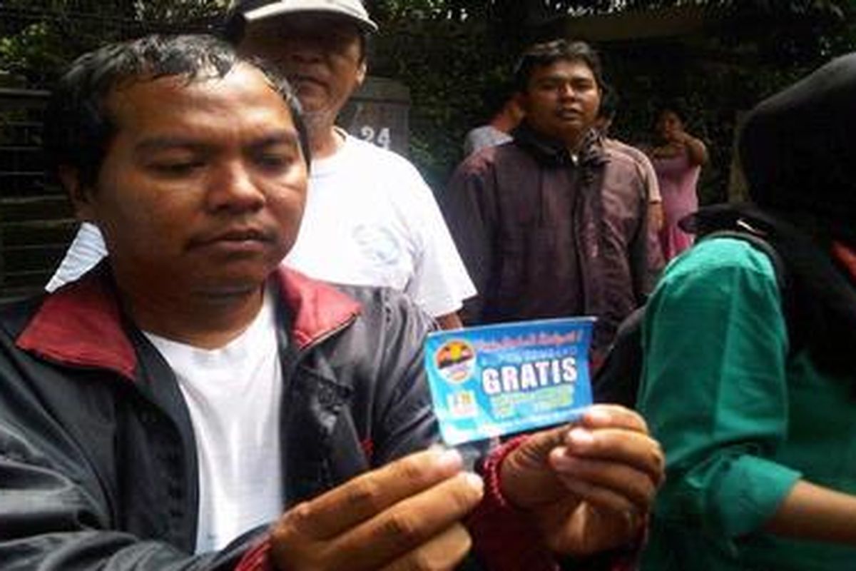 Puluhan warga Jakarta mendatangi rumah Gubernur DKI Jakrta Fauzi Bowo, Selasa (8/5/2012) dengan membawa kupon sembako. Ternyata kupon itu palsu, dan akhirnya mereka dipulangkan.