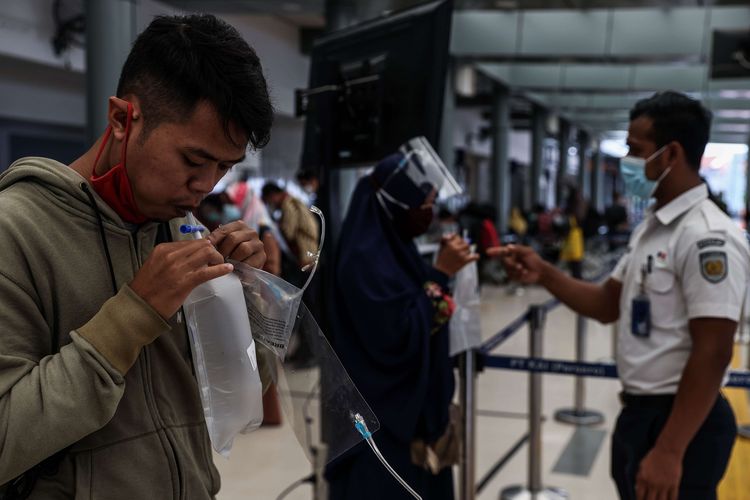 Prospective long-distance train passengers follow the GeNose C19 breath sample test at Pasar Senen Station, Central Jakarta, on Thursday, February 4, 2021. Starting February 5, 2021, PT KAI  provide GeNose C19 screening services at Pasar Senen Station and Yogyakarta Station as a condition for taking long-distance trains.