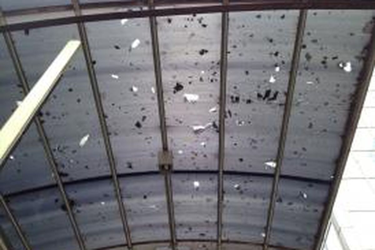 Kanopi dh halaman gedung Wisma Kosgoro yang terkena puing kaca dari lantai atas gedung, Selasa (10/3/2015).