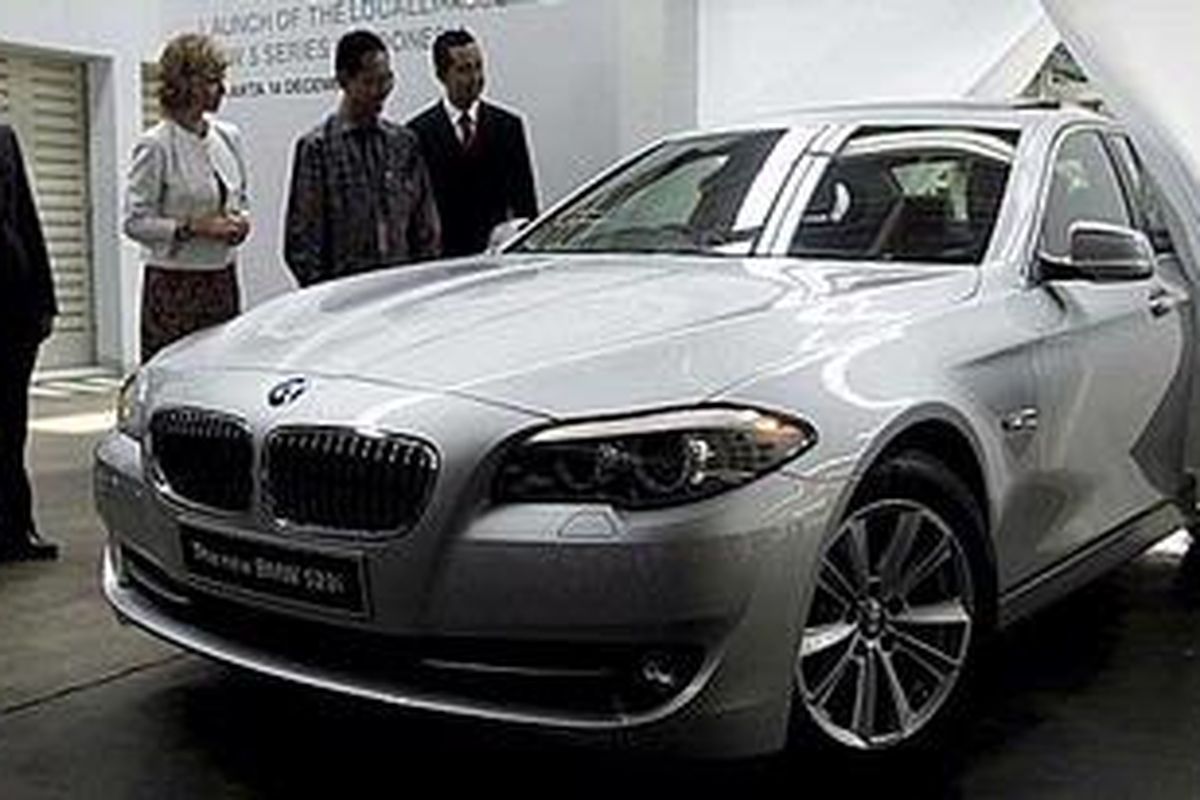 Ramesh (kanan) bersama Dirjen Industri Unggulan Berbinis Teknologi Tinggi Budi Datmadi (kedua kanan) menyaksikan peluncuran BMW 520i