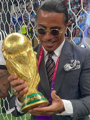 Salt Bae, chef Turki bernama asli Nusret Gokce, terlihat sedang memegang dan mencium trofi Piala Dunia saat merayakan kemenangan bersama pemain Argentina atas Perancis.