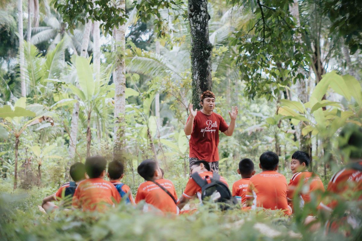 Nyatua di Teba bersama anak-anak SD N Besan, Kabupaten Klungkung, Bali.