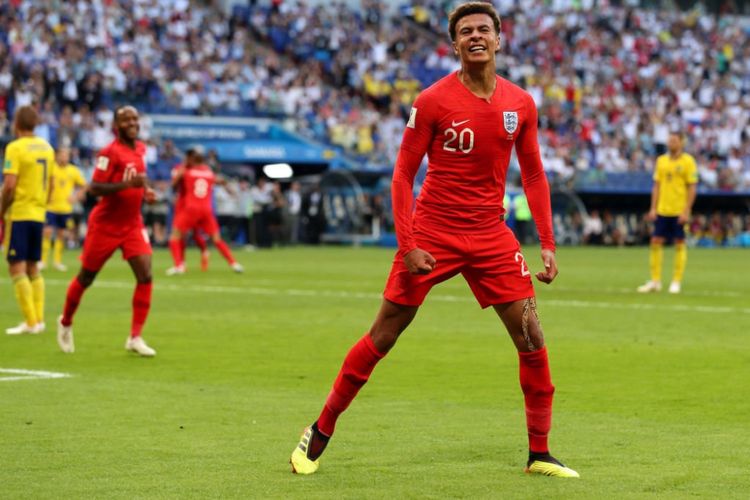 Ekspresi gelandang timnas Inggris, Dele Alli saat mencetak gol ke gawang timnas Swedia pada laga babak perempat final di Samara Arena, Sabtu (7/7/2018).