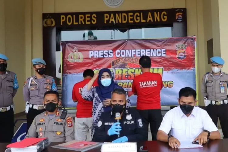 Kabid Humas Polda Banten AKBP Shinto Silitonga saat konferensi pers di Mapolres Pandeglang, Rabu (27/9/2021).