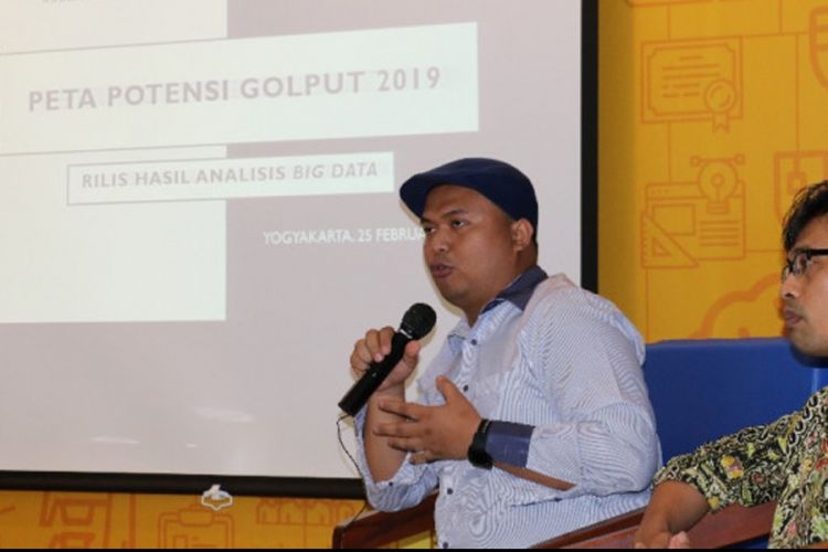 Peneliti Laboratorium Big Data Analytics DPP Fisipol UGM saat konferensi pers di Digilib Cafe Fisipol UGM (25/2/2019). 