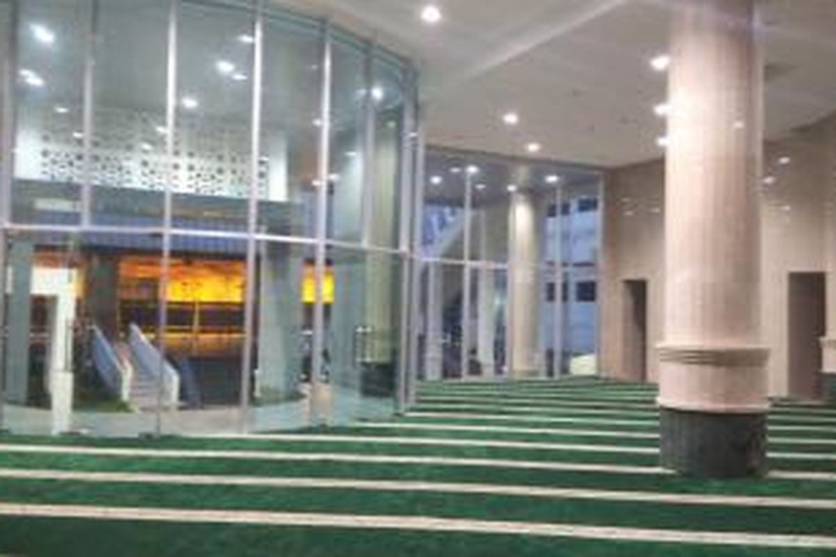 Bagian dalam Masjid Fatahilah di Balai Kota DKI Jakarta. 