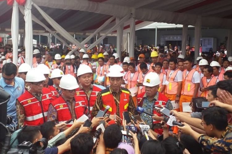 Presiden Joko Widodo dalam penyerahan sertifikat kompetensi kepada pekerja konstruksi se-Indonesia di JIExpo Kemayoran, Jakarta, Rabu (31/10/2018).